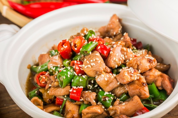 Um prato de delicioso frango frito com chili