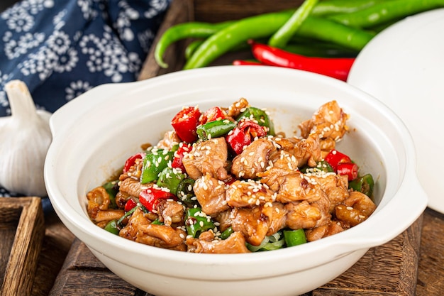 Um prato de delicioso frango frito com chili