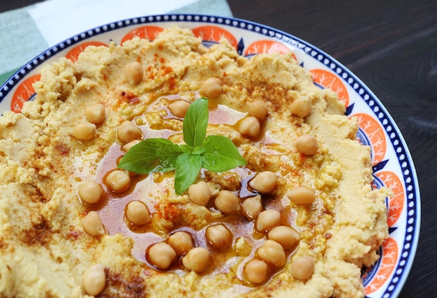 Um prato de delicioso hummus caseiro recém-cozido