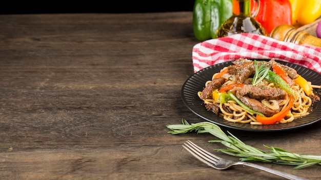 Um prato de delicioso macarrão com carne e pimenta verde