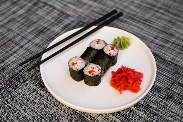 Um prato de deliciosos rolos de sushi