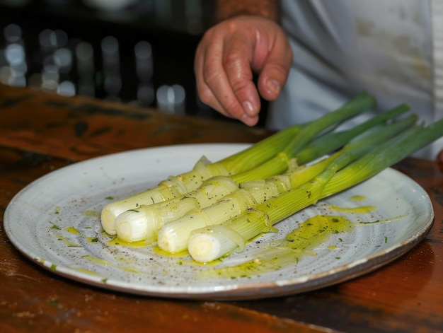 Um prato de espargos frescos sendo preparado em uma mesa de madeira mostrando as cores vibrantes e texturas dos vegetais