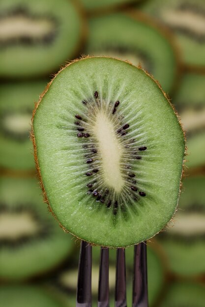 Um prato de kiwi em um garfo