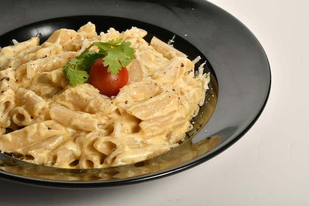 um prato de macarrão com delicioso molho alfredo, deliciosas refeições de fast food, restaurantes árabes.