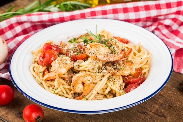 Um prato de macarrão de camarão italiano de frutos do mar