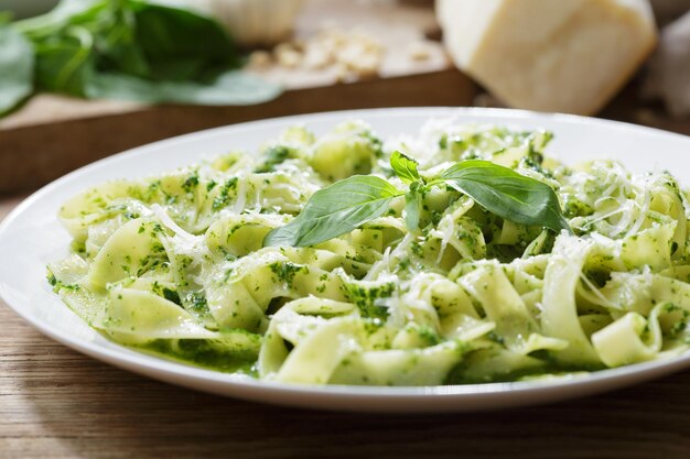 Foto um prato de massa com molho de pesto.