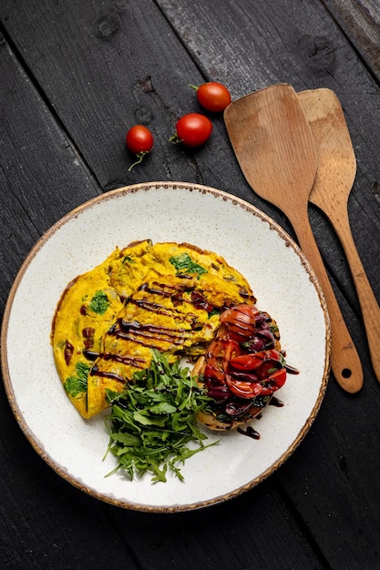 Um prato de omelete em uma mesa de madeira