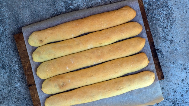 Um prato de pão de alho gruda na mesa