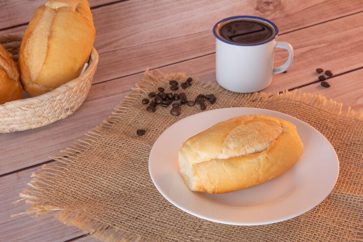 Foto um prato de pão e uma cesta de café sobre uma mesa com uma cesta de grãos de café.
