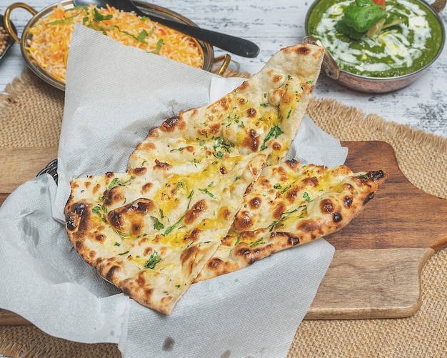 Um prato de pão naan com um lado de comida