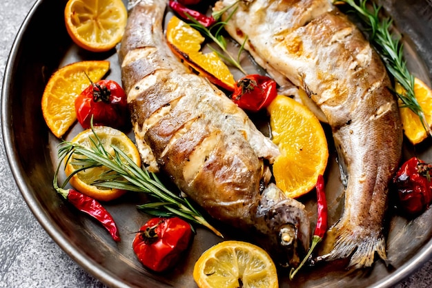 Um prato de peixe com legumes e ervas