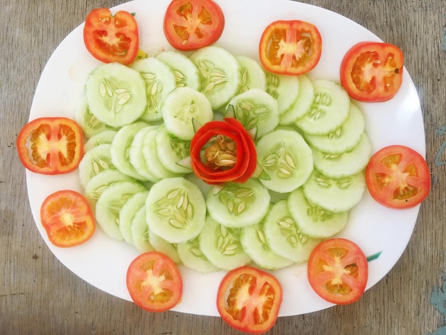 Foto um prato de pepino e fatias de tomate