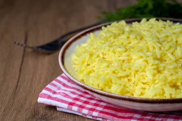 Um prato de pilaf de arroz com açafrão (nome turco; safranli pilav)