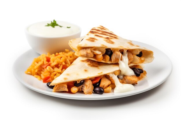 Um prato de quesadillas de frango com arroz e salsa.