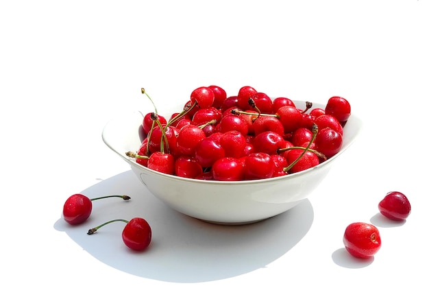 Um prato de suculentas cerejas vermelhas isoladas em um fundo branco Cereja doce close-up