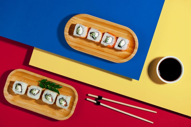 Um prato de sushi com pauzinhos e uma xícara de pauzinhos