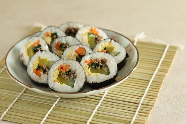 Um prato de sushi com um prato de sushi sobre ele