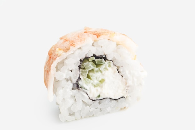 Um prato de sushi delicioso da culinária asiática rola sushi em um fundo branco rola em um fundo branco