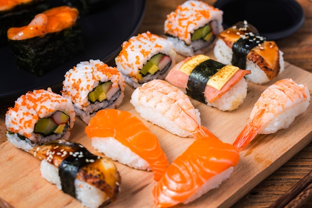 Um prato de sushi no tabuleiro, comida japonesa