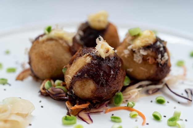 Foto um prato de takoyaki sobre uma mesa de mármore