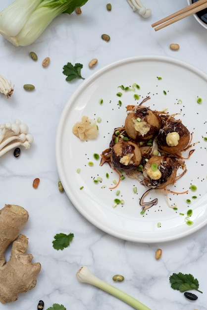 Um prato de takoyaki sobre uma mesa de mármore