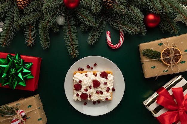 Um prato de waffles com chantilly fica na mesa de Natal