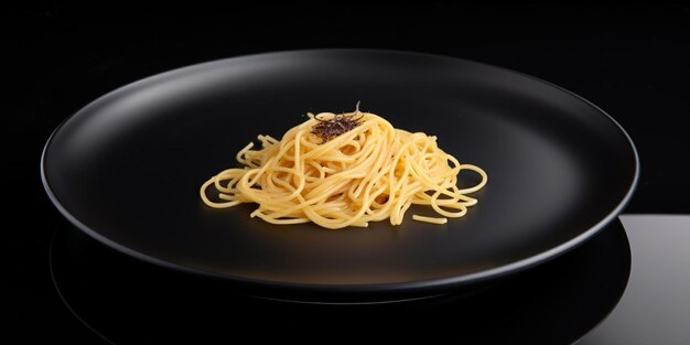 Um prato preto com um prato de espaguete com fundo preto.