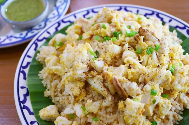 Um prato tailandês delicioso de carne de caranguejo, arroz frito ou Khao Pad Poo
