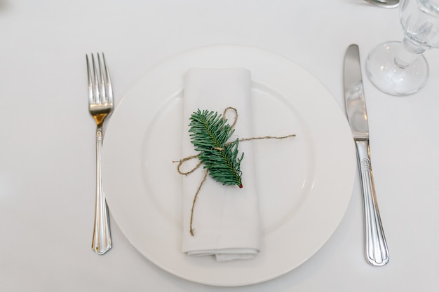 Um prato, um garfo e uma faca sobre a mesa.