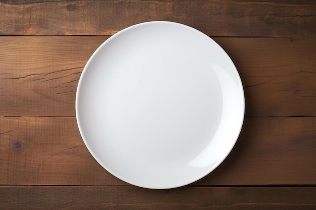 Um prato vazio branco sobre uma mesa de madeira