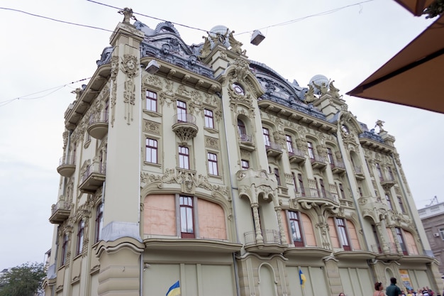 Um prédio com uma placa azul que diz 'a palavra hotel'