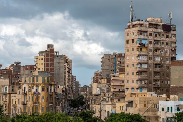 Um prédio de apartamentos na África em um bairro pobre