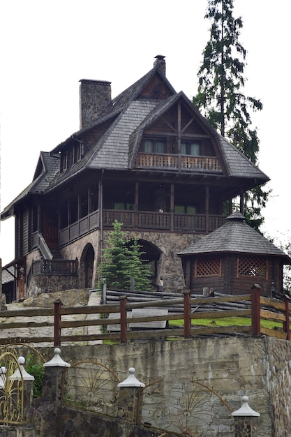 Um prédio de hotel de dois andares muito antigo ou apenas uma residência em uma colina de pedra no centro histórico