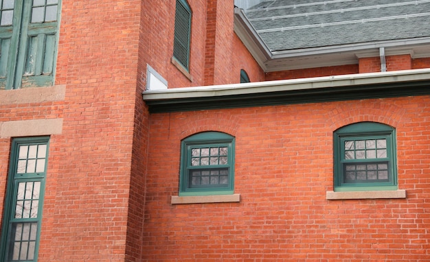 Um prédio de tijolos com uma janela com o número 12