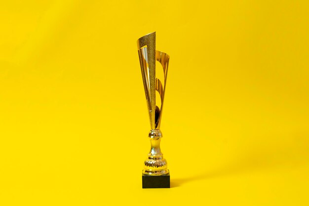 Um prêmio de taça de ouro para o conceito de vencedor da competição de conquista em primeiro lugar