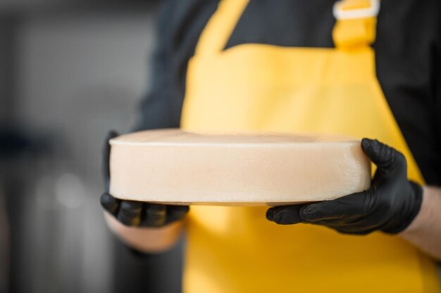 Um produtor de queijo caseiro produz mussarela artesanal com leite fresco de qualidade de suas vacas ovelhas pela manhã Conceito de mussarela italiana tradicional