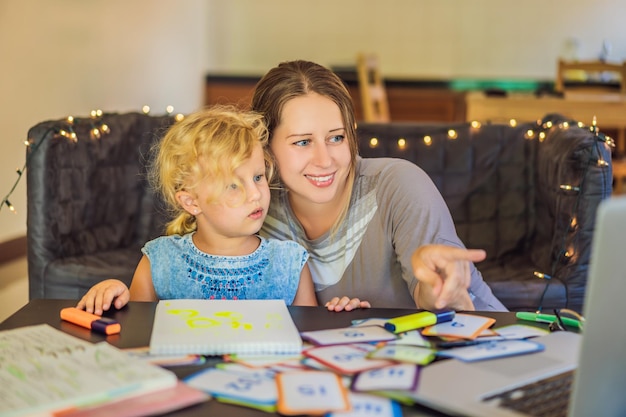 Um professor um tutor para educação em casa e um professor na mesa ou mãe e filha educação em casa