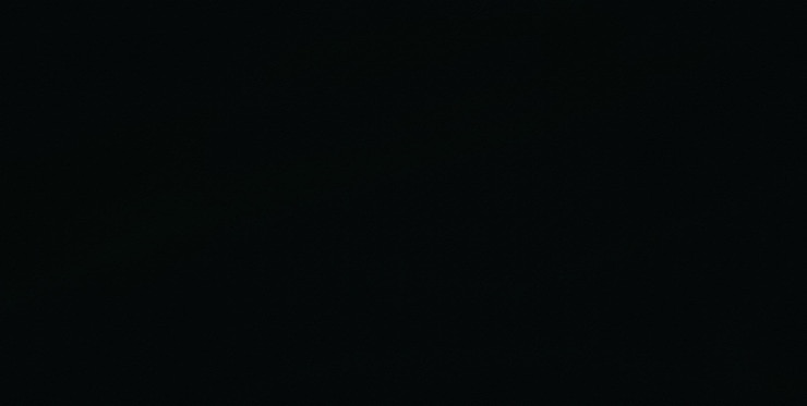 Foto um profundo abismo preto envolto em sombras