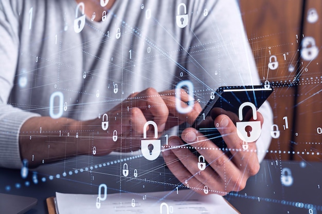 Um programador está navegando na Internet em um smartphone para proteger uma segurança cibernética contra ataques de hackers e salvar dados confidenciais de clientes Ícones de holograma de cadeado sobre as mãos de digitação