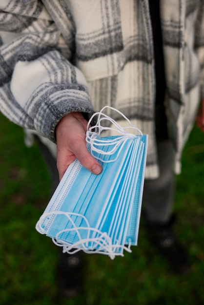 Um punhado de novas máscaras limpas espalhadas por uma pessoa