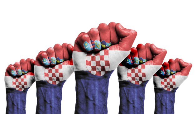 Um punho erguido de manifestantes pintados com a bandeira da Croácia