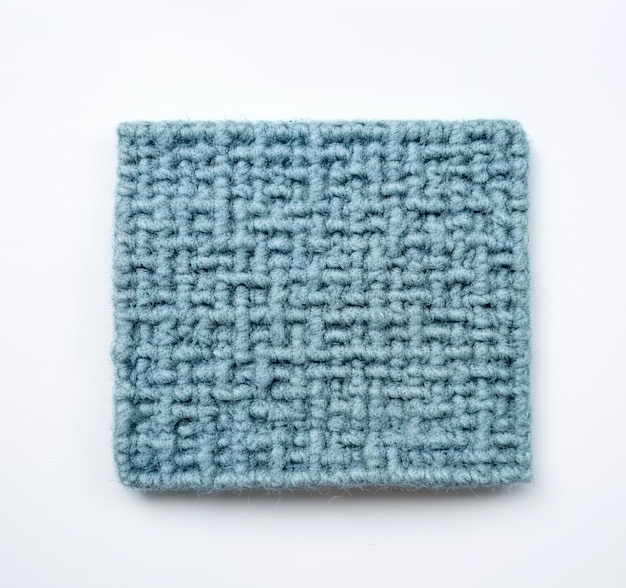 Um quadrado de malha feito com um fio de cor azul.