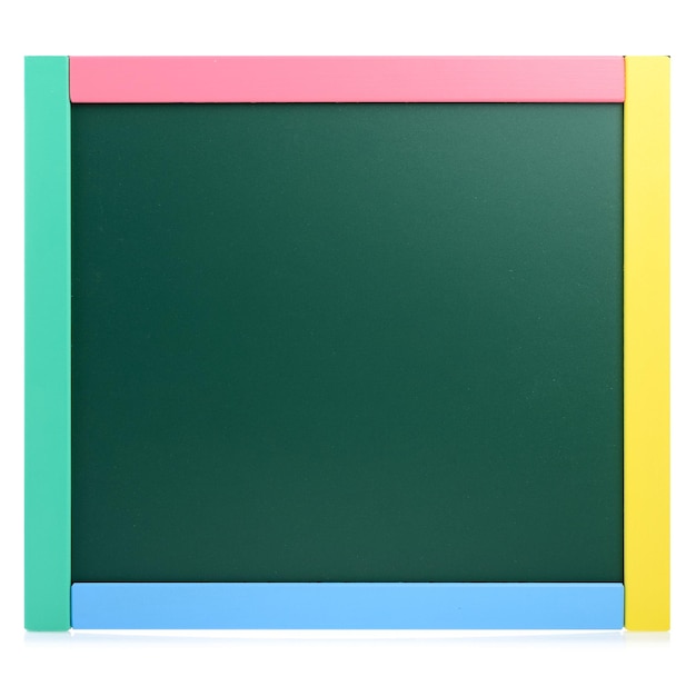 Um quadro-negro verde vazio isolado em um espaço de cópia de fundo branco O conceito de escola e educação Prancheta de giz 1 de setembro fundo do dia do conhecimento