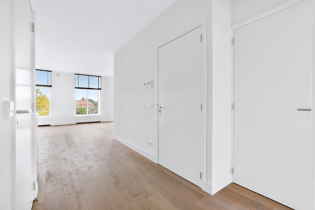Um quarto aconchegante e espaçoso em uma casa de luxo