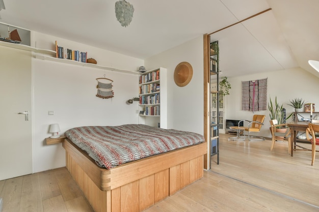 Um quarto com uma cama de madeira e uma sala de estar