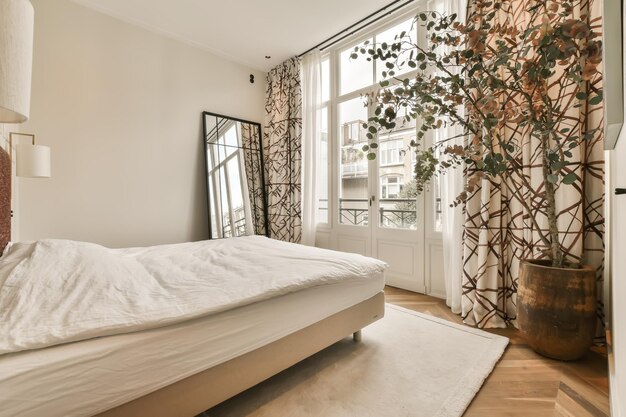 Um quarto com uma cama e um vaso de plantas