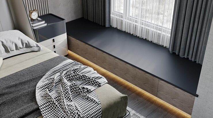 Foto um quarto com uma cama e uma gaveta com uma janela atrás dela