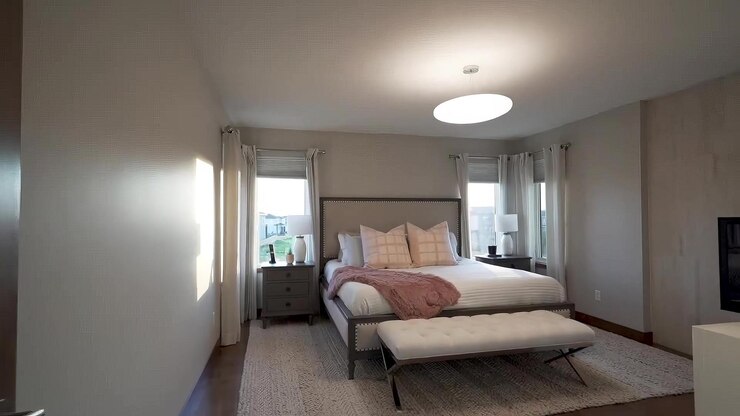 Foto um quarto com uma cama e uma janela com uma lâmpada nele