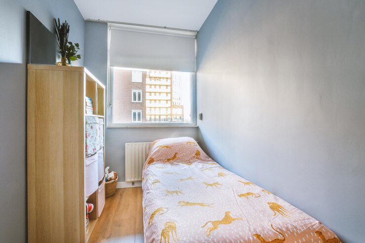 Foto um quarto com uma cama e uma janela