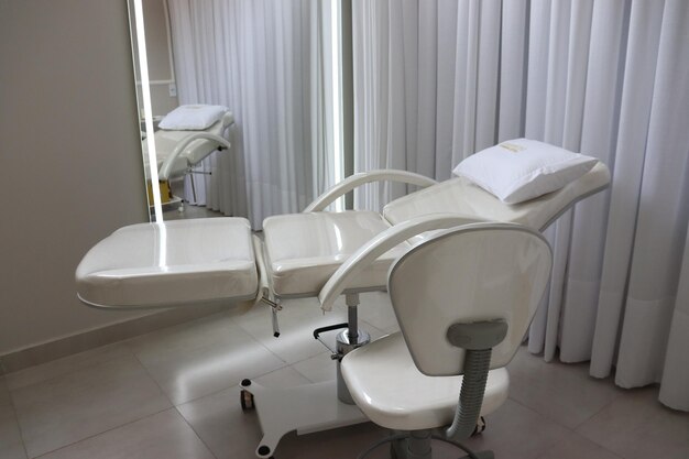 Foto um quarto de hospital com uma cama e uma almofada